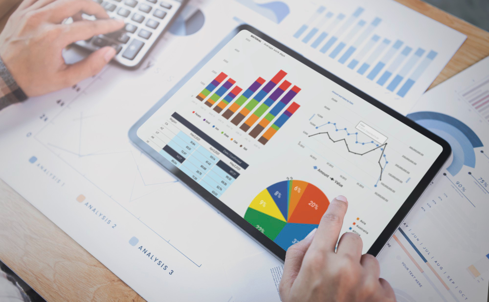 Datos y analítica. Foto de una tablet con gráficos estadísticos